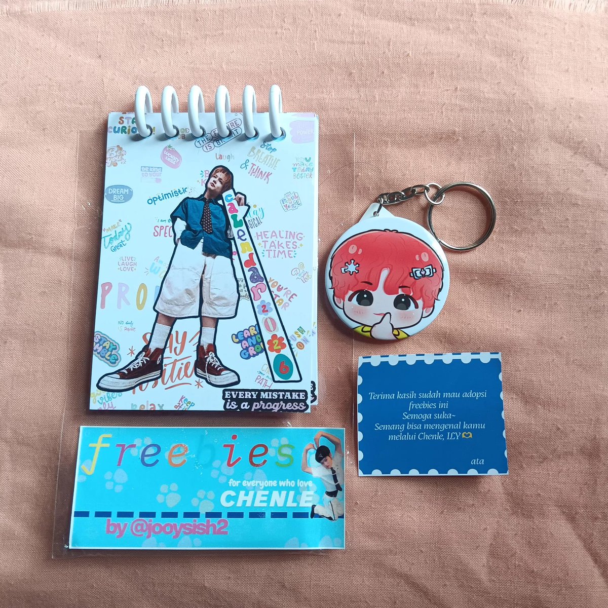 aml_chenle's tweet photo. Freebies bday chenle dari @jooysish2  udh sampe 😍
Gemesh bgt mini calendarnya mana ditandain anivv lucid, bday chenle &amp; daegal 🥺 + lucuu keychainnya, aku sukaa ini beneran berguna bgt buat dipajang dikamar maacih yaa Ta 🫶🥰🫰🩵🩵 https://t.co/M0BXtK8mxL