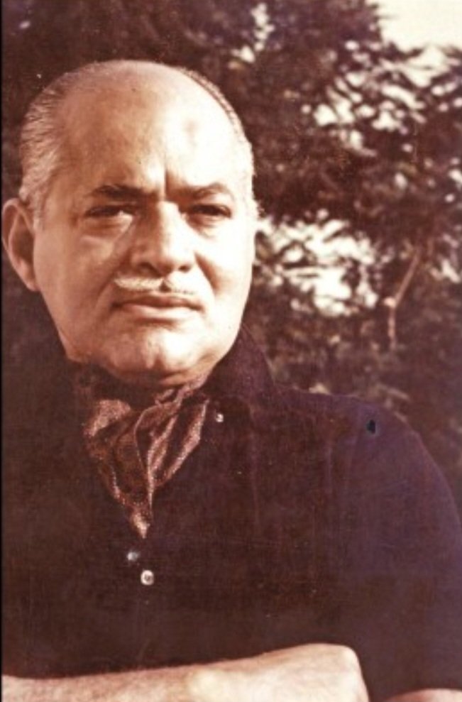 Quisiera que mi voz no tuviera hoy acento personal que llegara a ustedes como 
una voz anónima.
- Roque Javier Laurenza (1910-1984) #Panamá  limonsfrancisco.blogspot.com/2013/08/poetas…