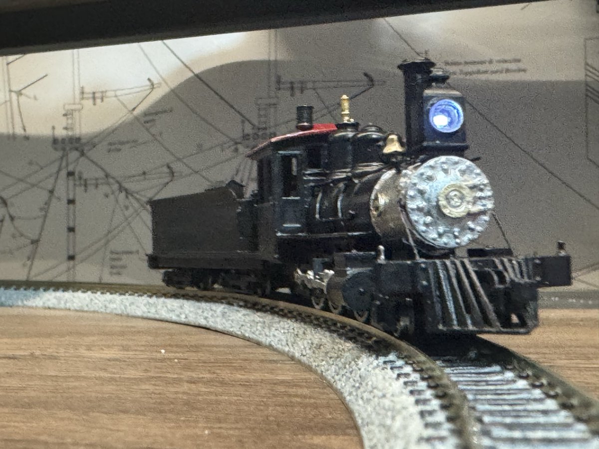 morley_craft's tweet photo. トーマモデルさんのサンデーリバー2号機を筆塗りで塗装しました！(ちょっとシルバー部分は塗り直すかもしれません…
せっかくなので前照灯に白色のチップLEDを仕込んで前進時に点灯するようにしました。 https://t.co/IMpdYRoa3b