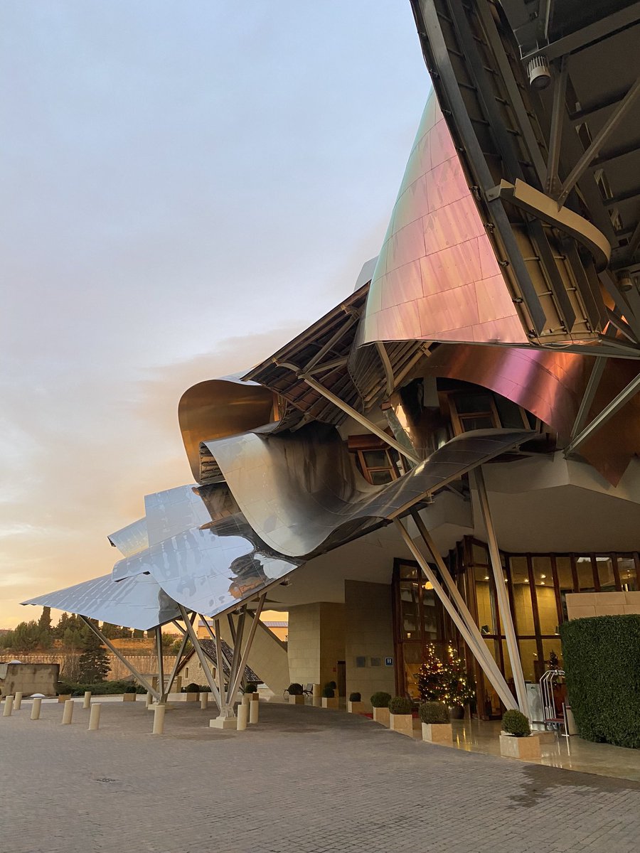 5atoshi's tweet photo. Marqués de Riscal hotela（2006）
スペイン北部の片田舎のワイナリーに併設されたホテル。2022年末の写真。力技だけどやっぱり外観がすごい。波動のように周囲に力を与えてくれる建築。R.I.P. https://t.co/Jq7tt9IMED