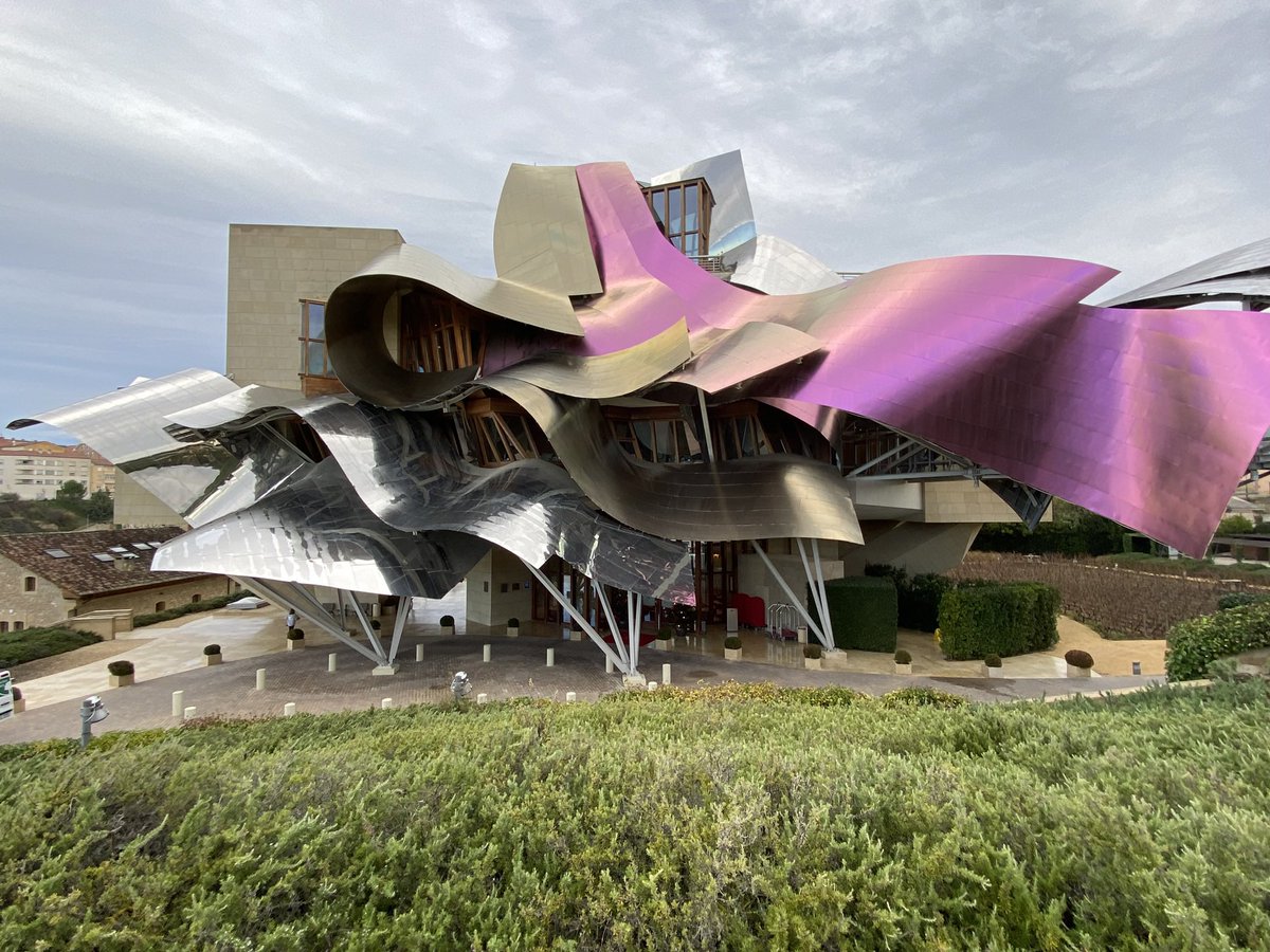 5atoshi's tweet photo. Marqués de Riscal hotela（2006）
スペイン北部の片田舎のワイナリーに併設されたホテル。2022年末の写真。力技だけどやっぱり外観がすごい。波動のように周囲に力を与えてくれる建築。R.I.P. https://t.co/Jq7tt9IMED
