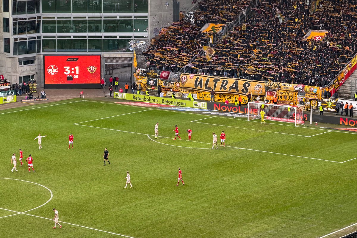 Ein letztes Mal auf dem #Betze in diesem Jahr. Nicht schön, aber erfolgreich… Entscheidend ist auf dem Platz! Schöne Weihnachtszeit miteinander! #FCKSGD 👹❤️🤍🔥🥰