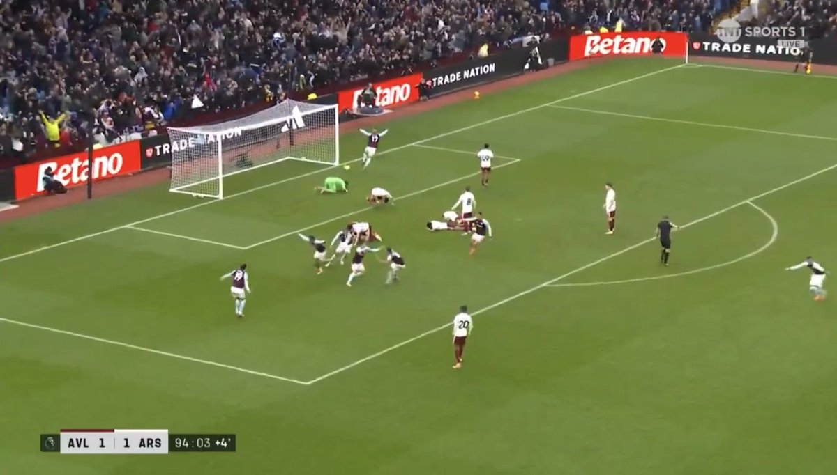 penno_9_'s tweet photo. Look at those scrubs on their knees for Aston Villa https://t.co/Vb1pTzzODr