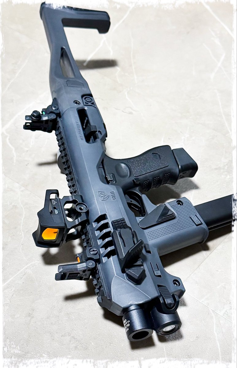 GBS_72's tweet photo. CAAマイクロロニにファイバー付きのアイアンサイトを載せて、サイトピクチャをバッチリ仕上げるぜ。
#CAA #Glock18C #G18c #carbinekit #MicroRoni https://t.co/wZvkpXZKML