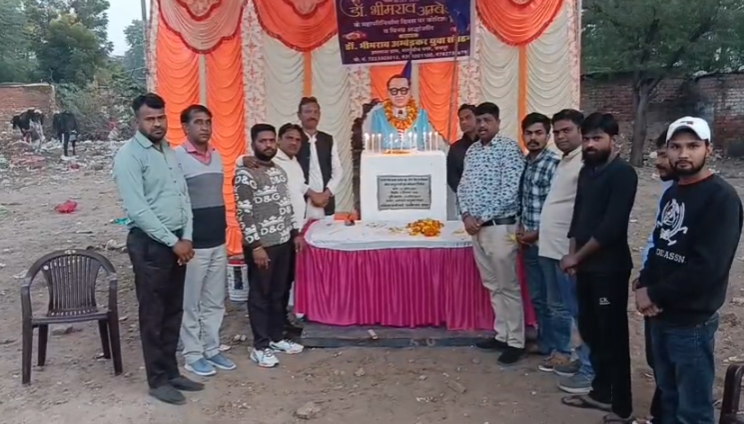 1stIndiaNews's tweet photo. #Jaipur: संविधान निर्माता डॉ. भीमराव अंबेडकर का महापरिनिर्वाण दिवस 

डॉ. भीमराव अंबेडकर युवा संगठन ने किया कार्यक्रम, इससे पहले युवा इकाई के कार्यकर्ताओं ने प्रतिमा स्थल पर साफ सफाई की....

#RajasthanWithFirstIndia #DrAmbedkar  @yogesh2727sh1 https://t.co/2HBx8kqtbP