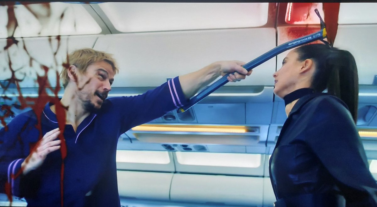 Entretenida película de Acción que acabo de ver Fight or Flight (Sicarios en el aire) una locura , donde Josh Hartnett está desatado, productores de John Wick (se nota) y recuerda a  Bullet Train de Brad Pitt.  Me han dicho que  <a href="/DivisaFilms/">Divisa Films</a> tiene apalabrada editarla. Sácala ya🙏