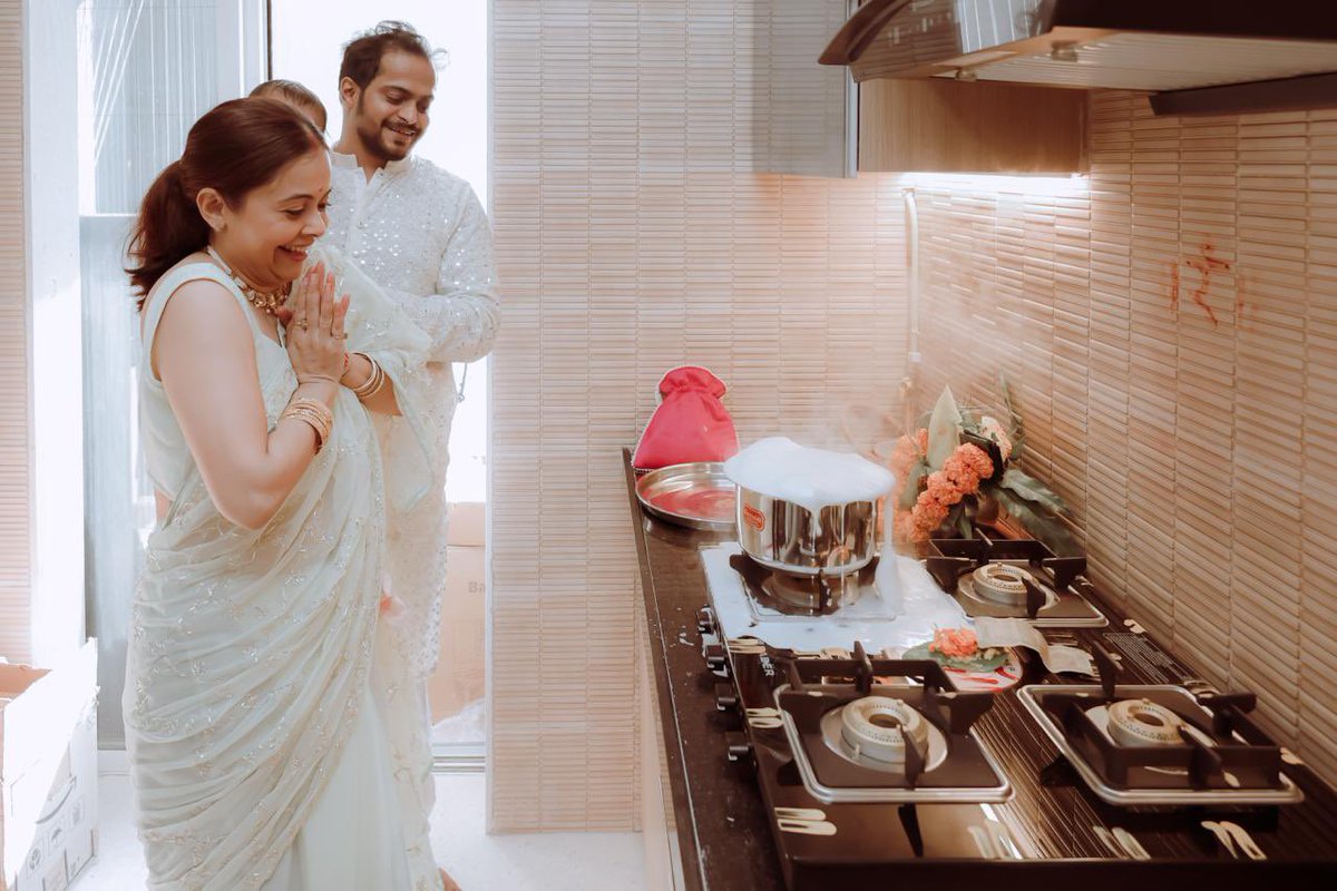 Devoleena_23's tweet photo. Some dreams take time, courage and a lot of belief. Standing in our dream home today, I feel every emotion possible — thankful for the journey, the lessons, and the blessings that brought us here.✨🙏❤️🧿
#NewHomeVibes #VastuBlessings #DreamLife #HeartOverflows #BlessedAndGrateful #SacredMoments #HomeLove