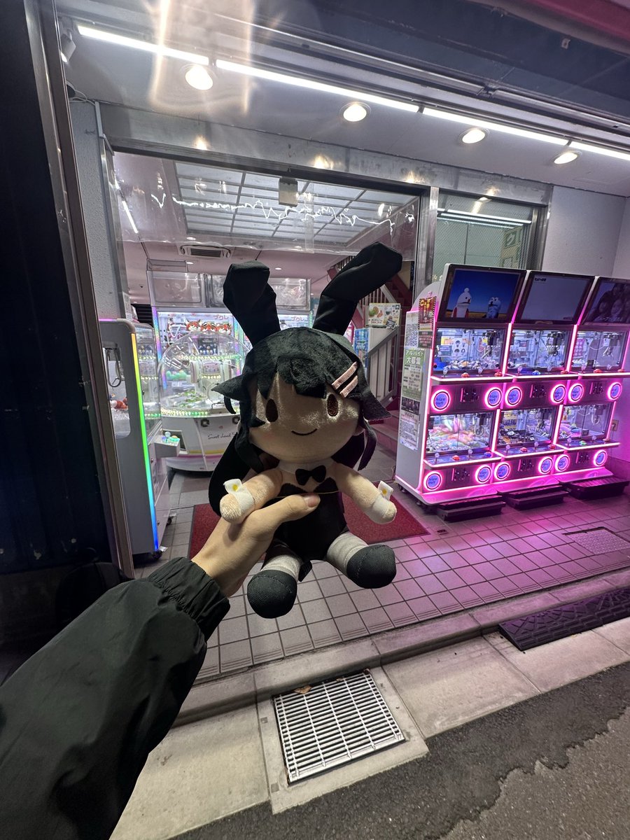 ゲットしました！
 帰りの電車でX見て、今日から「ふわぷち麻衣さん」登場と知って、ちょうど京王線だったから寄り道して挑戦。 日本のクレーンゲームは初めてで、台湾みたいな保証がなくて大苦戦💦 何度も絶望して、店員さんに10回くらい置き直しをお願い。最後はなんとか取れました😭

#青ブタ