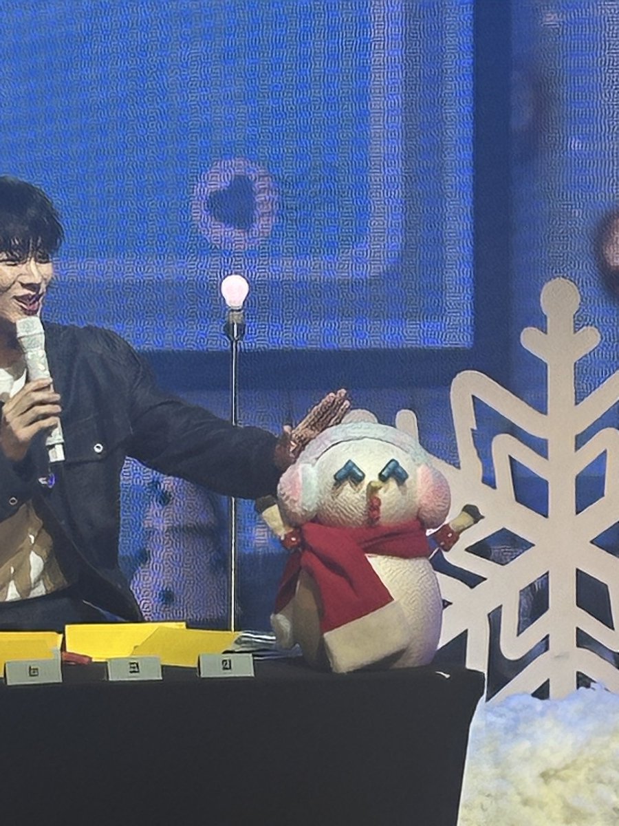 hello240124ii's tweet photo. 핸드폰 줌 화질 무슨 일이야… 🤦‍♀️ 
이 친구 이름 -> 이치름 ㅋㅋㅋㅋㅋ 🤣
이치름 씨가 된 눈사람 ⛄️ https://t.co/cO0Fon9tHo