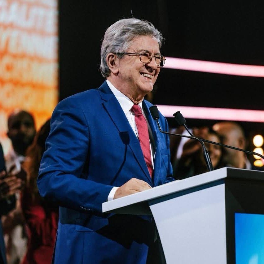 Une heure et demi de cours d’Histoire et de théologie, écho d’une pensée complexe et construite, diffusée sur quatre chaînes de télévision, sans décompte du temps de parole.
Bien joué les nuls ! 😄