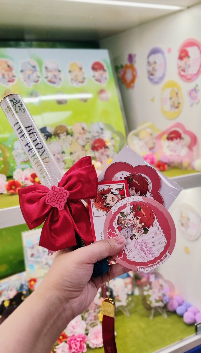 วันนี้มา #รอบเชียร์ไอนานะ1stBeat พร้อมแวะอนิเมทคาเฟ่ด้วย ขอบคุณทุกคนที่มาร่วมช่วยแลกจนคอมพลีสทุกอย่างเลยค่ะ❤️❤️

มาแบบไม่ค่อยรู้จักคนอื่นในด้อมเลยเขินๆไม่ค่อยได้คุยกับใครเลย แต่ดีใจที่เห็นเมเนเจอร์ทุกคนมารวมตัวกันอบอุ่นมาก ขอบคุณที่จัดรอบนี้ขึ้นมานะคะ🥺