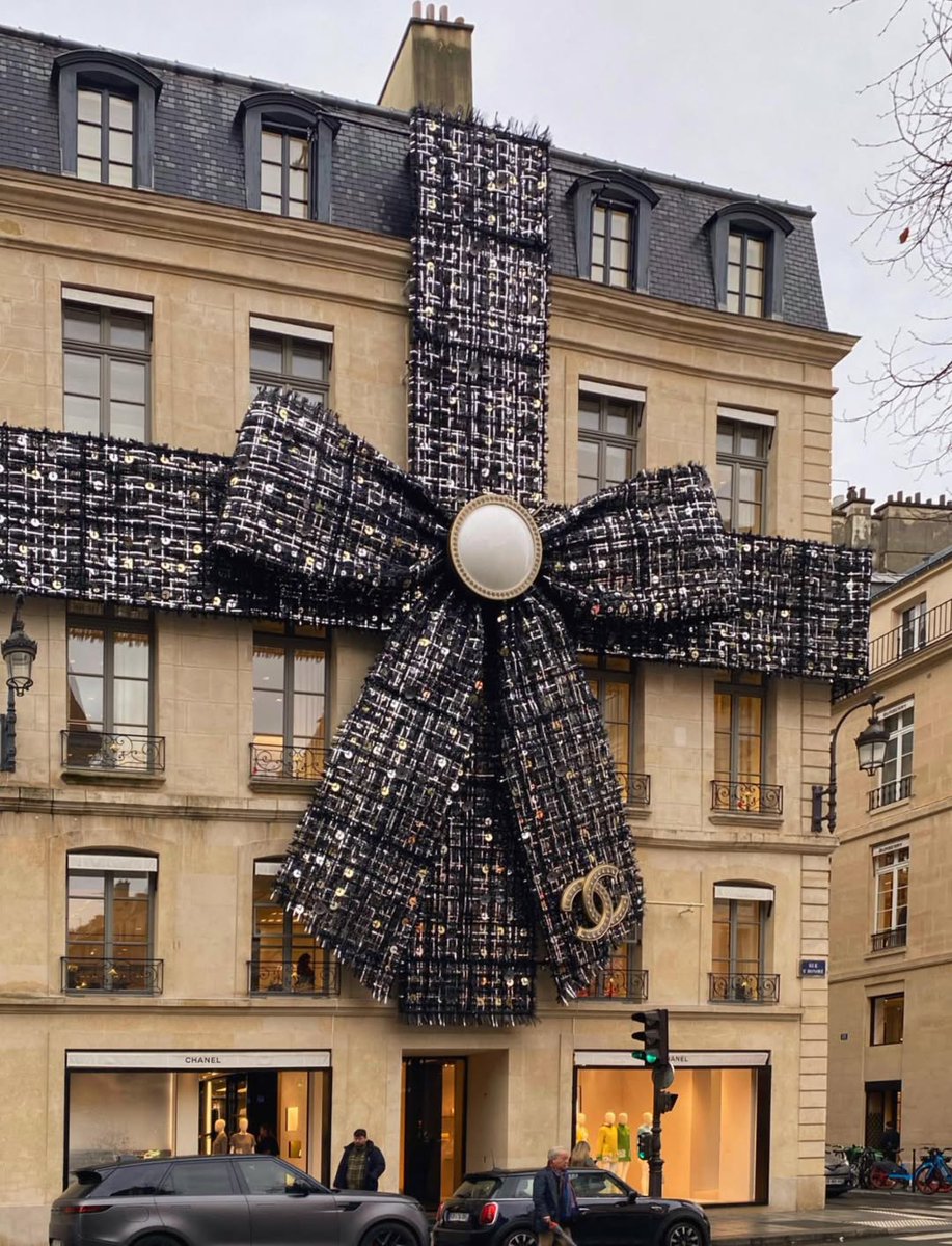 POV: You’re a Parisian building and Chanel decides you’re getting the ultimate holiday makeover 🎀✨