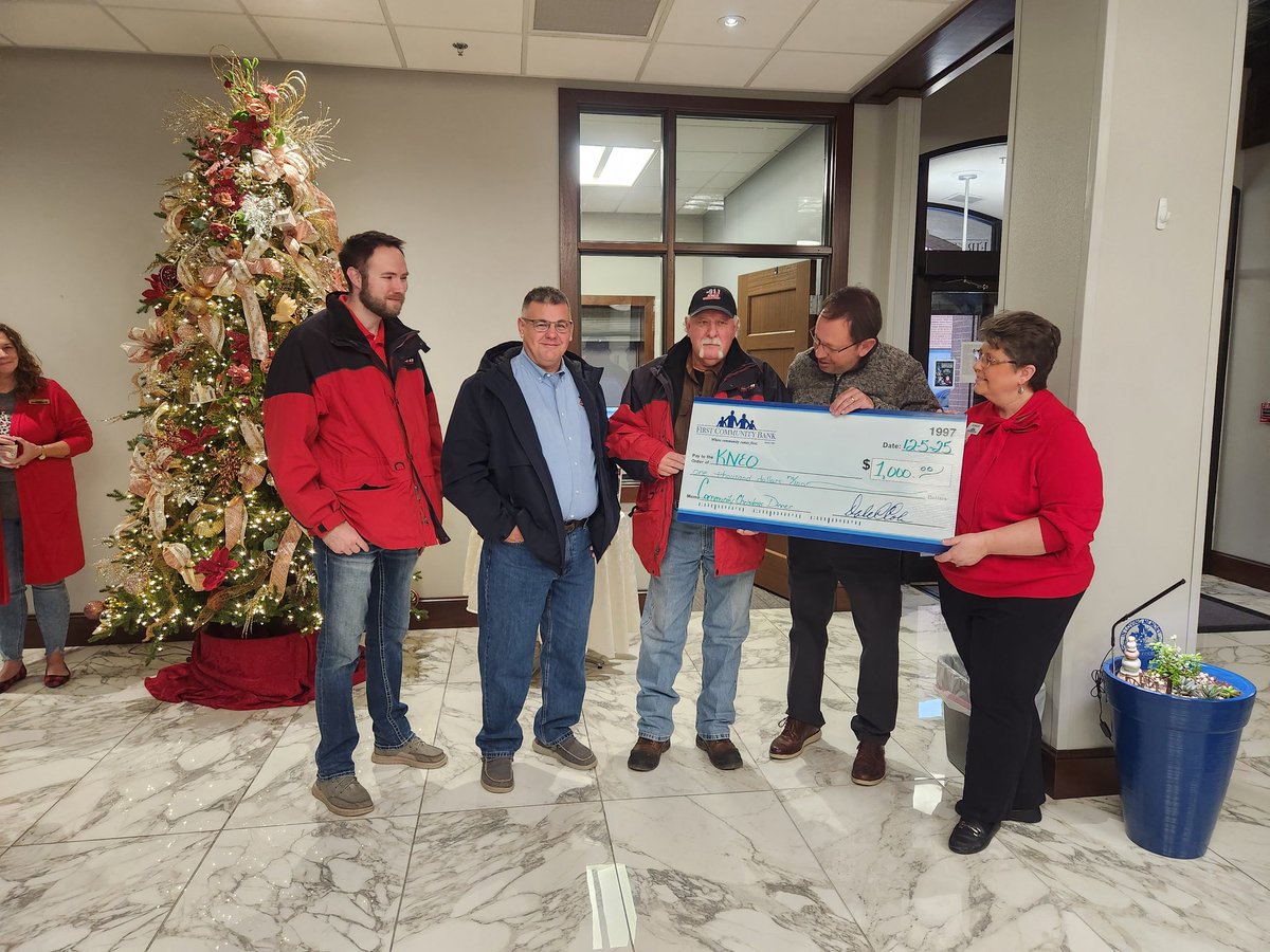 We are so grateful for the generosity of First Community Bank for donating $1,000 for the Community Christmas Dinner this year.  We'll be holding it again this year to make sure everyone in the Neosho area can have a meal on Christmas Day.