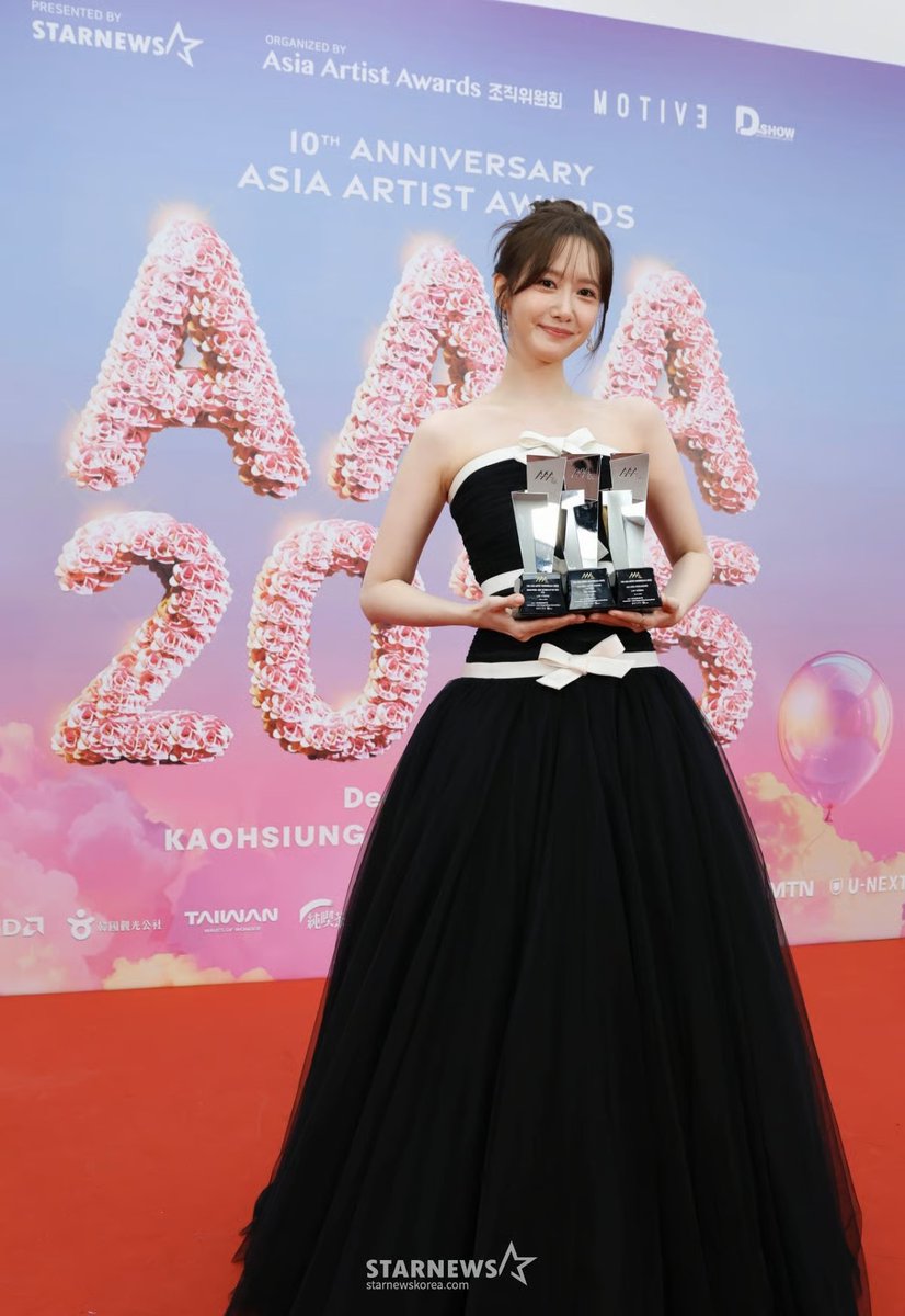 franky___a's tweet photo. 251206 YoonA - AAA 2025
Our beloved actress Lim YoonA with her three trophies:
Daesang: "Best Actress Of The Year [TV]"
"Best Actress Of The Year [TV]"
"AAA Best Artist Award [Actor]"
#YoonA #윤아 #임윤아 #LimYoonA https://t.co/juWoQ423iw