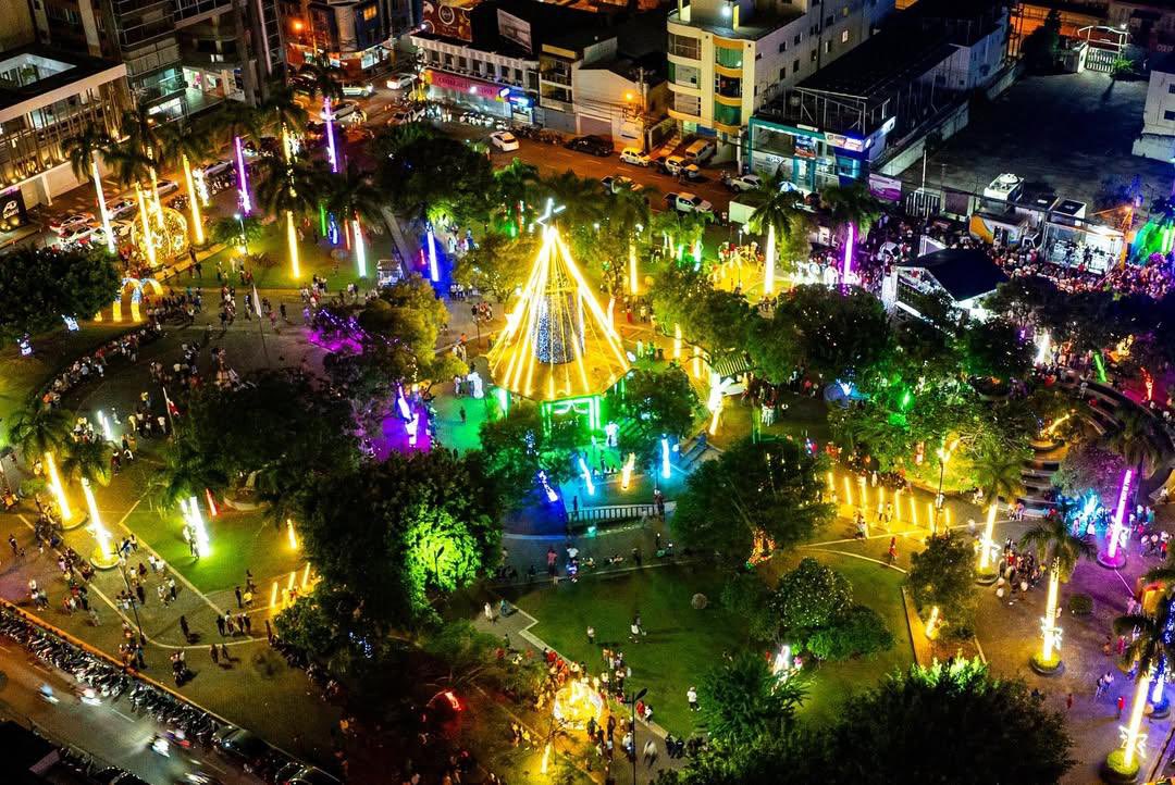 Anoche participamos en el encendido de las luces navideñas del Parque Duarte junto a autoridades y al <a href="/propeepgob/">Propeep | Proyectos Estratégicos y Especiales</a> con la iniciativa La Brisita de la Navidad. ✨🎄

Un momento lleno de alegría, unión y espíritu festivo para nuestra gente.