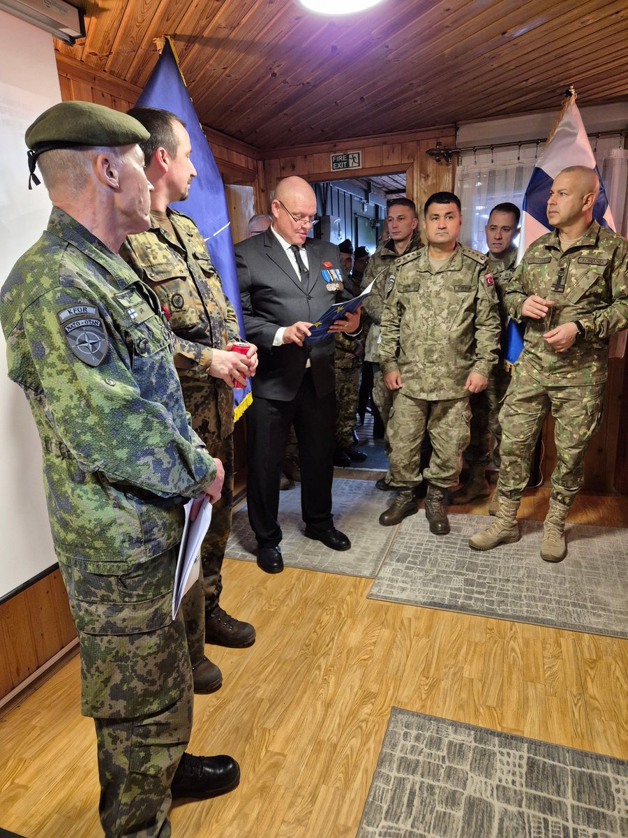 Maavoimat's tweet photo. Rauhanturvaajat toivottavat hyvää itsenäisyyspäivää 108-vuotiaalle Suomelle!
Fredsbevararna önskade det 108-åriga Finland en glad självständighetsdag!
Peacekeepers wish the 108-year-old Finland a Happy Independence Day!
#maavoimat #kriha #UNIFIL https://t.co/lZNVUdaOA4