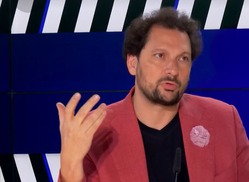 Mais pour qui donc se prennent ces artistes aux vues courtes et à l’intellect limité, pour s’autoriser à penser que leur avis représente le moindre intérêt pour qui que ce soit, si ce n’est une dizaine de groupies dont les cas relèvent de la psychiatrie !
C’est totalement