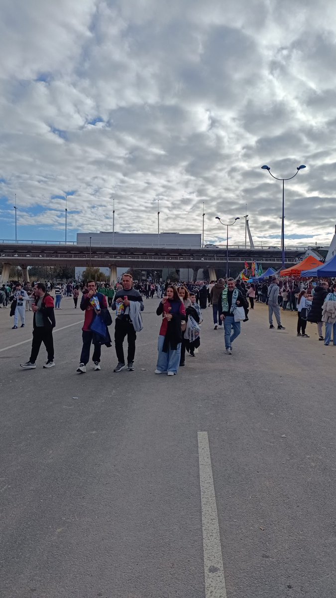 Todo el que venda abonos a la afición visitante es cómplice de que suenen los goles visitantes cada año ante Barça y Madrid, todo por sacar 50-70€.
Dáselo a tu primo el bético, hijo, y nos ahorramos ver a la catetada vestidos del Barça hoy.
Una pena.