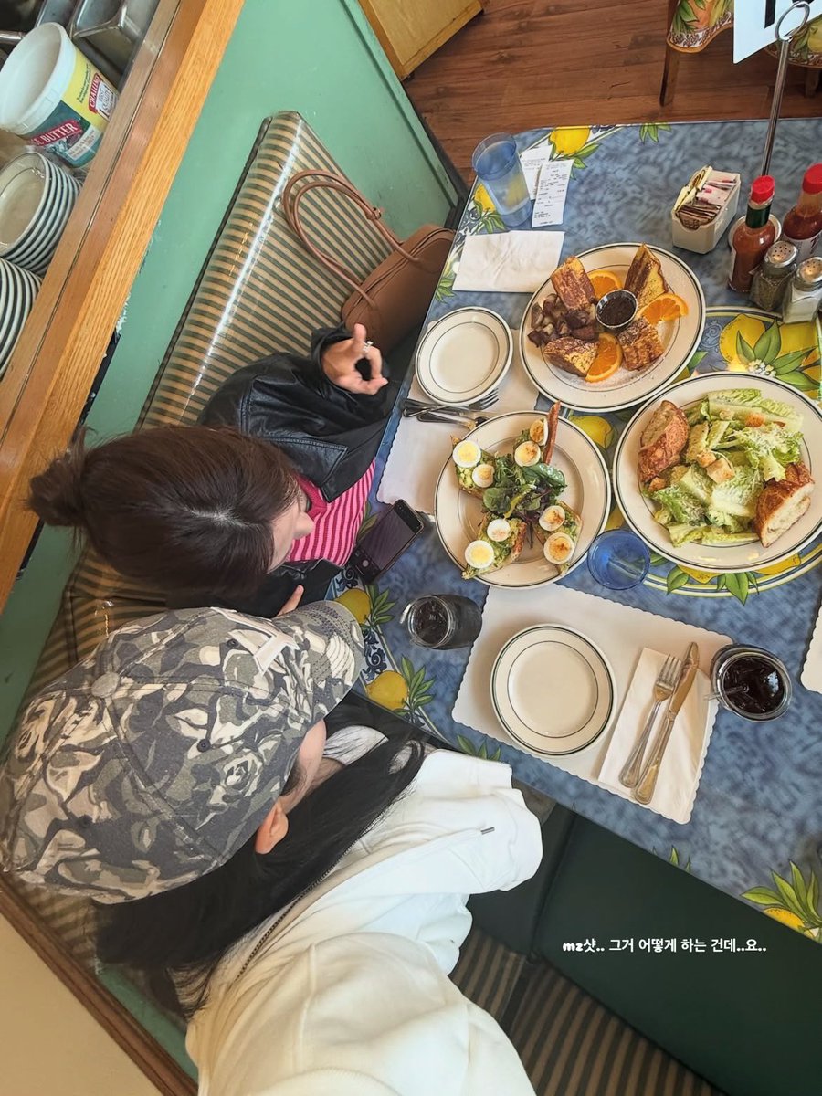 This morning we tried out the brunch spot we've been eyeing for a long time! The interior feels warm and vintage, with a super iconic lemon-patterned tablecloth.