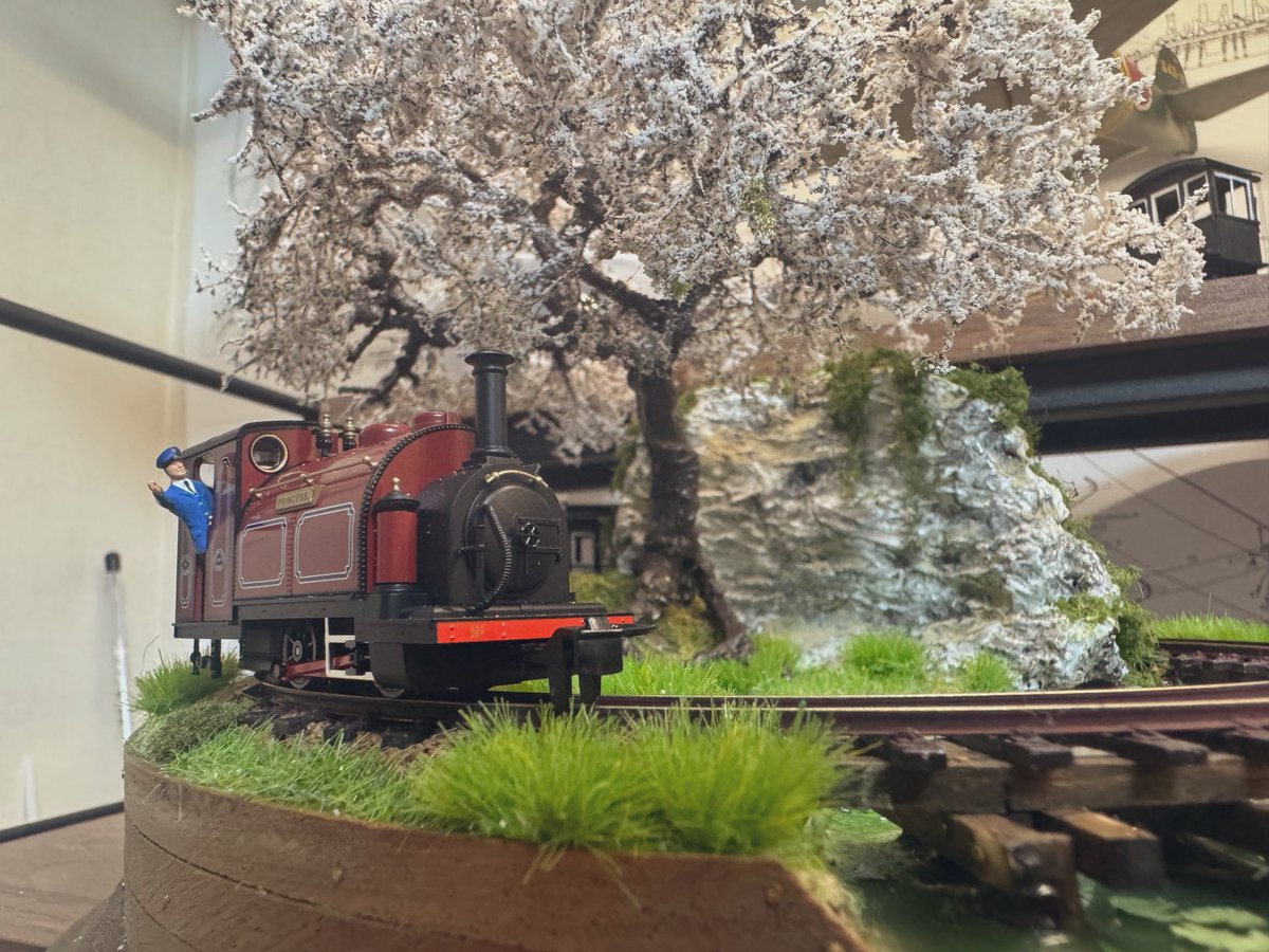 morley_craft's tweet photo. 水面にハスを浮かべて桜の木も植えました。気になるところは沢山ありますがキリがないのでスモールイングランドのミニジオラマは一旦ここで完成です←
色々好きなものを詰め込んだので楽しかったです笑 https://t.co/W9izSDVcUA
