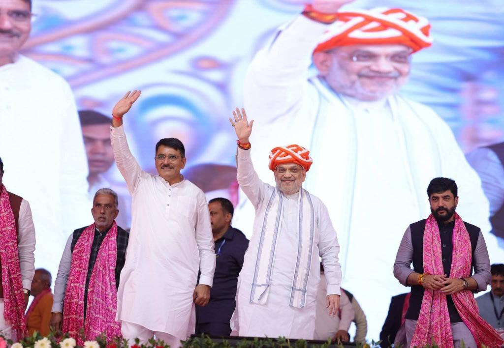 drAshok_Jessore's tweet photo. #Banasdairy
આજનો દિવસ સહકારી ક્ષેત્ર માટે ઐતિહાસિક રહ્યો! 
 દિયોદર તાલુકાના સણાદર ડેરી ખાતે માનનીય કેન્દ્રીય ગૃ��� અને સહકાર મંત્રી શ્રી અમિતભાઈ શાહ સાહેબે બનાસ ડેરીના વિવિધ વિકાસલક્ષી પ્રોજેક્ટ્સનું લોકાર્પણ, ખાતમુહૂર્ત અને વિવિધ એકમોની રૂબરૂ મુલાકાત કરીને નિરીક્ષણ કર્યું. https://t.co/QLsxQggwTo