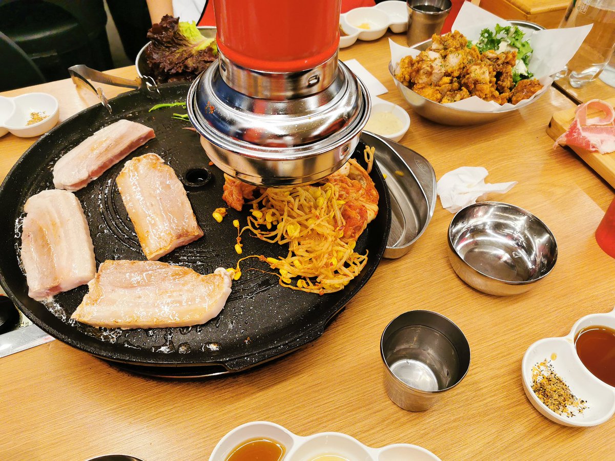 へい民とサムギョプサル食べてます 食べ放題で美味しくてHappy