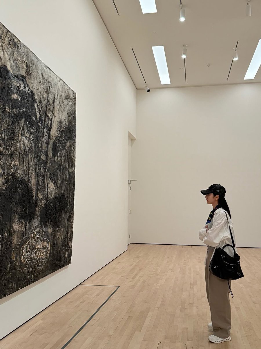 Exploring the silence within the gallery, a place where time seems to slow down and every artwork invites a wordless dialogue. Amidst the emptiness, these four headless figures made of coarse material stand as a reminder of form and existence.