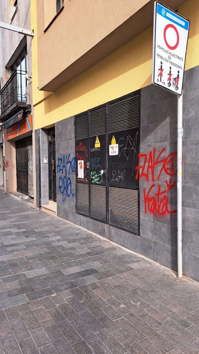 No podem acabar amb els cafres dels grafitis? Ni al mateix rovell del ou (Mar amb rambla) podem evitar aquets maldestres? ⁦#camaras #vigilancia ⁦<a href="/AjBadalona/">Ajuntament de Badalona</a>⁩ ⁦<a href="/Albiol_XG/">Xavier García Albiol</a>⁩