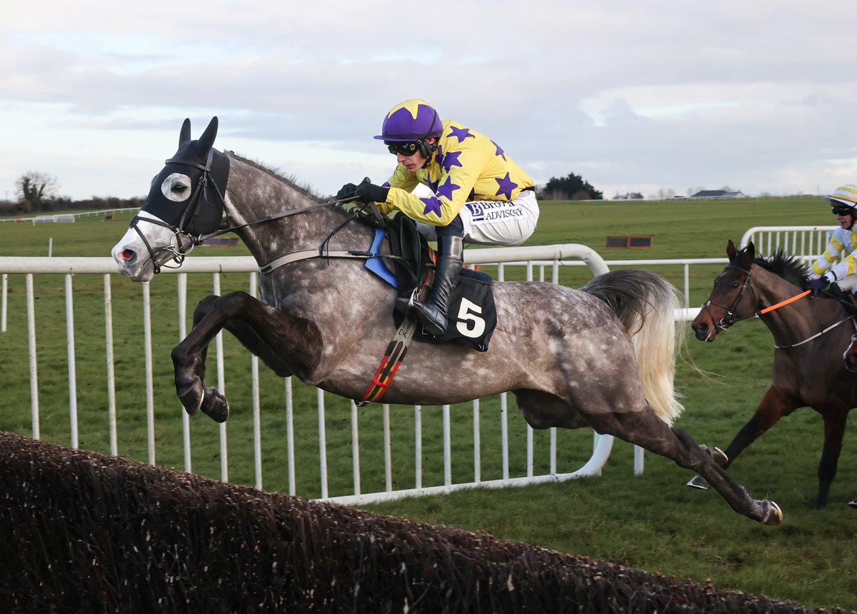 RacingPost's tweet image. IL ETAIT TEMPS wins the Tingle Creek in fine style 💛💜⭐️