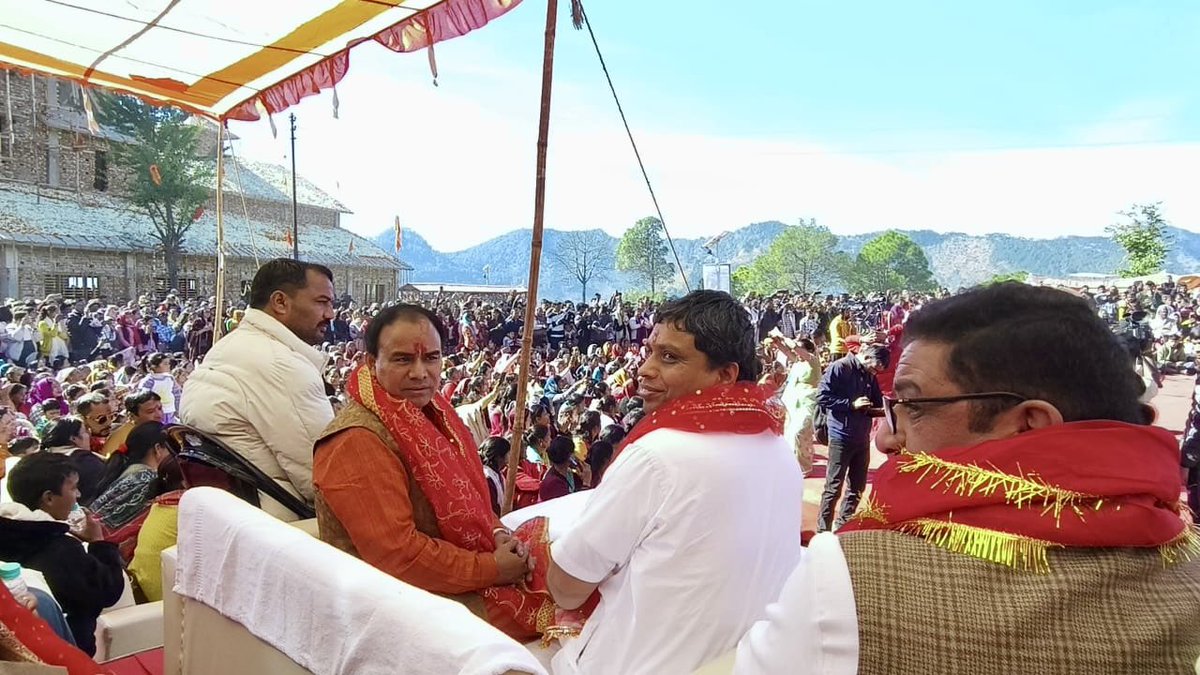 पौड़ी गढ़वाल के पैठाणी क्षेत्र में स्थित #बुंखाल_कालिका_देवी मंदिर क्षेत्र में आयोजित होने वाले मेले में लाखों लोगों के साथ सम्मिलित होने का अद्भुत आनंद प्राप्त किया, जहां कई किलोमीटर पैदल चलकर सभी लोगों के साथ दुर्गम क्षेत्र में भी आनंद उत्सव की तरह लग रहा था। देवप्रयाग कन्या