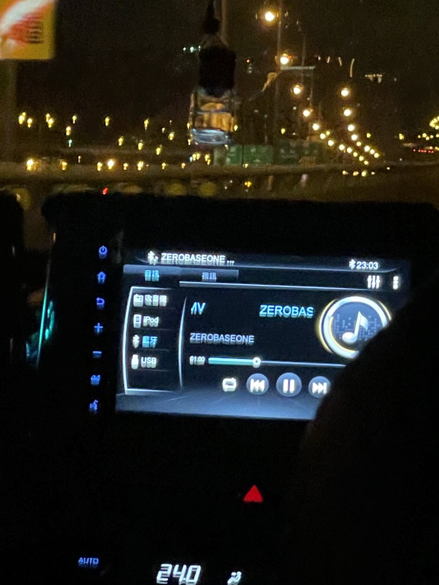 바로 공항가는 택시 탔는데 기사님이 제베원 노래 틀어주셨어ㅋㅋㅋ><