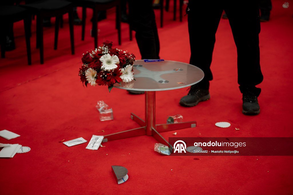 Gençlerbirliği'nin olağanüstü genel kurulunda gerginlik
Gençlerbirliği Kulübünün ATO Congresium Zelve Salonu'ndaki olağanüstü seçimli genel kurulunda gerginlik yaşandı. Kırmızı-siyahlı kulübün mevcut başkanı Mehmet Kaya'nın kürsüye geldiği sırada salonda arbede yaşandı. #AA