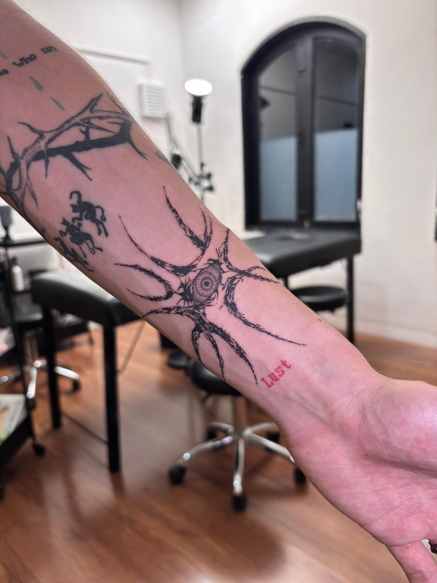 tema kali ini coret dan kotorin tangan