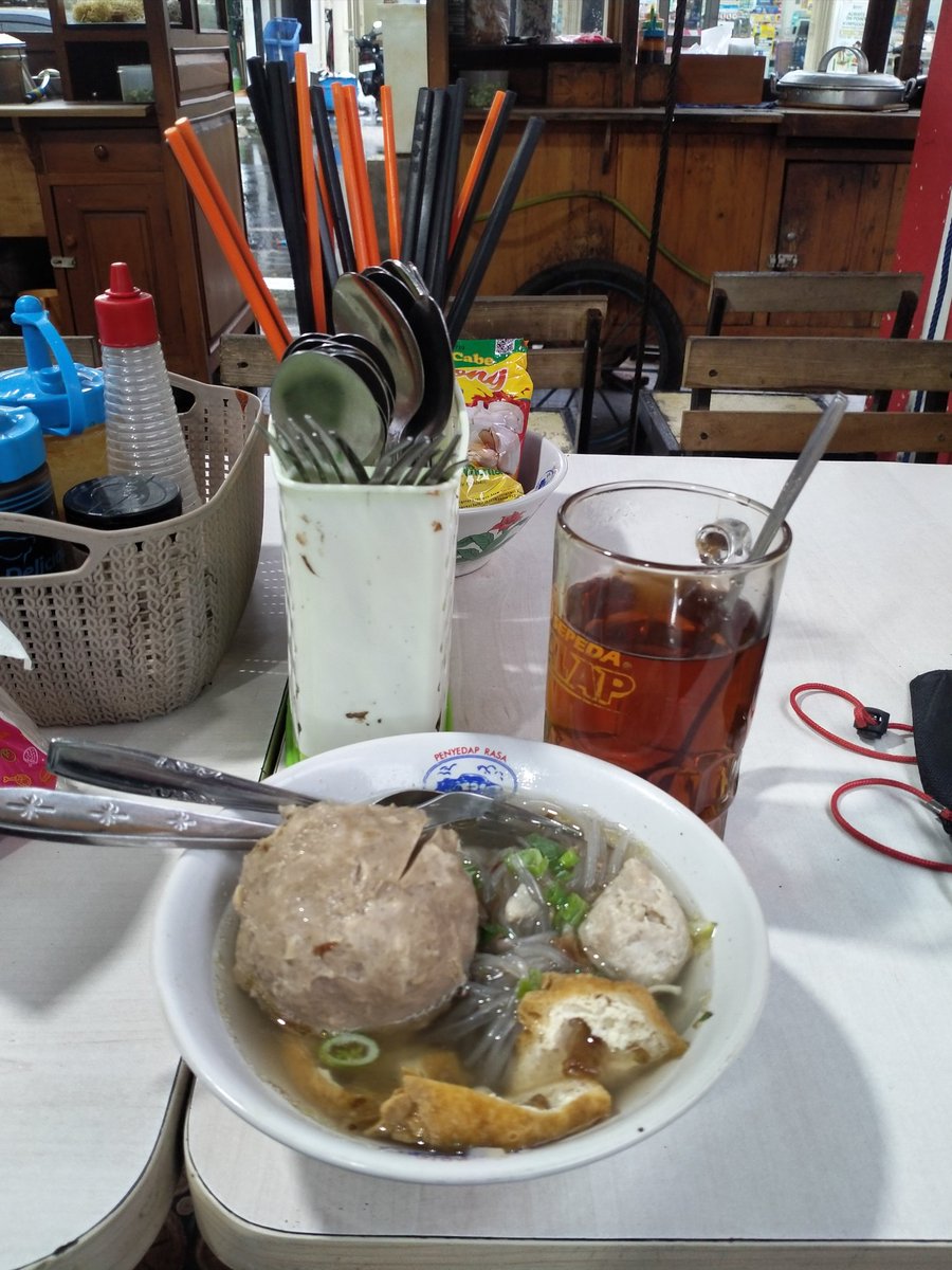 _si0000's tweet image. Act of service nya bener² meratukan manusia biasa😭🤍
Mau makan sendok &amp;amp; garpu di bersihkan, pas hujan lepas dan pakai mantel harus sambil neduh &amp;amp; disiapin. Dan hal² kecil yg banyak sekali sampai kadang saking terbiasa dibaikin sama dia aku jd lupa kalau itu ternyata baik banget