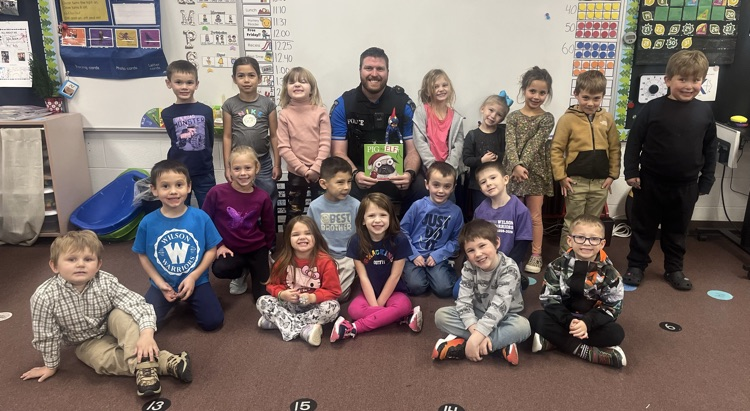 WilsonElem489's tweet photo. Special mystery readers make kinders' day!  Thank you Corporal Henderson &amp; "Lieutenant Frosty!" https://t.co/1ymHZSf4v0