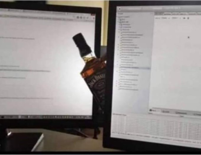 WPRebooter's tweet image. 🎉 New commit: New tweet on your timeline
😂 Joke: Why did the JS dev quit? They couldn’t promise to stay!  #JavaScript #ProgrammingHumor