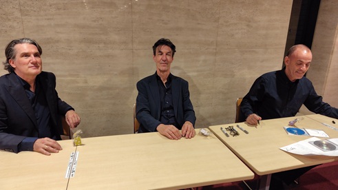 火曜は、蘭から来日したヨーロピアン・ジャズ・トリオのコンサートで武蔵野市民文化会館へ。チケット購入出遅れて何とか8列目を確保。選曲は70～80's洋楽、ClassicなどのJazzアレンジにて構成。簡単に聴こえても何気に高度な演奏な所は流石。
Marc Van Roon(p) Frans Van Der Hoeven(b) Roy Dackus(ds)