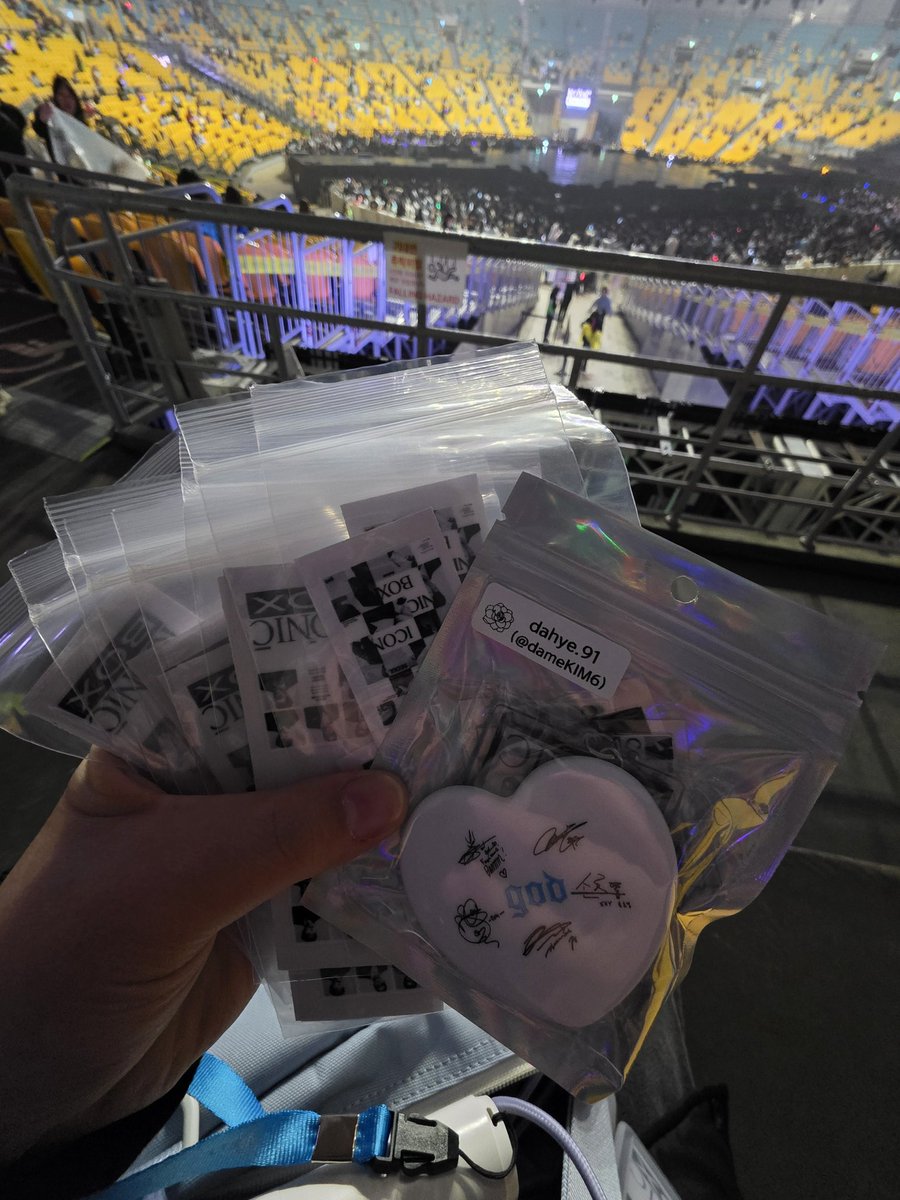 팬지님들
나눔에 들어있는 스티커는 흰색 뒷면 먼저 뜯어서 붙이시고 원하는 곳에 잘 문질러서 접착하시고 앞면 보호스티커 뜯어주세요 ~~