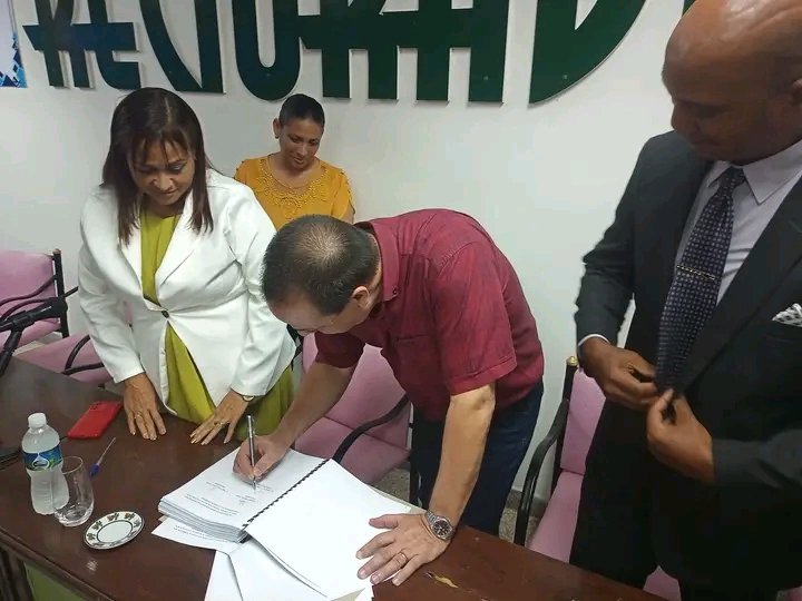 TaniaMCruzHdez's tweet photo. 🎓 Con la presencia de @japortalmiranda, concluyó ayer el proceso de entrega del cargo de Rector de la Universidad de Ciencias Médicas de Santiago de Cuba de la Dr. C. Migdalia Fernández Villalón, dando la bienvenida al Dr. Abel Tobías Suárez Olivares.
#CubaPorLaSalud https://t.co/NTTFkdkLvA