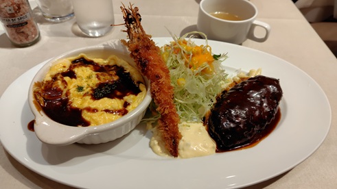 水曜の昼食は、本厚木「洋食ロッキー」へ。自分がいた時は1人での来店が多かったです(女性でも)。初めてなので色々試したいと思い、半熟オムライスセットを選択（スープ、サラダ、ハンバーグ、エビフライ、珈琲とのセット）。一尾丸ごとのエビフライが美味しかったな、やはり洋食屋ということですね。