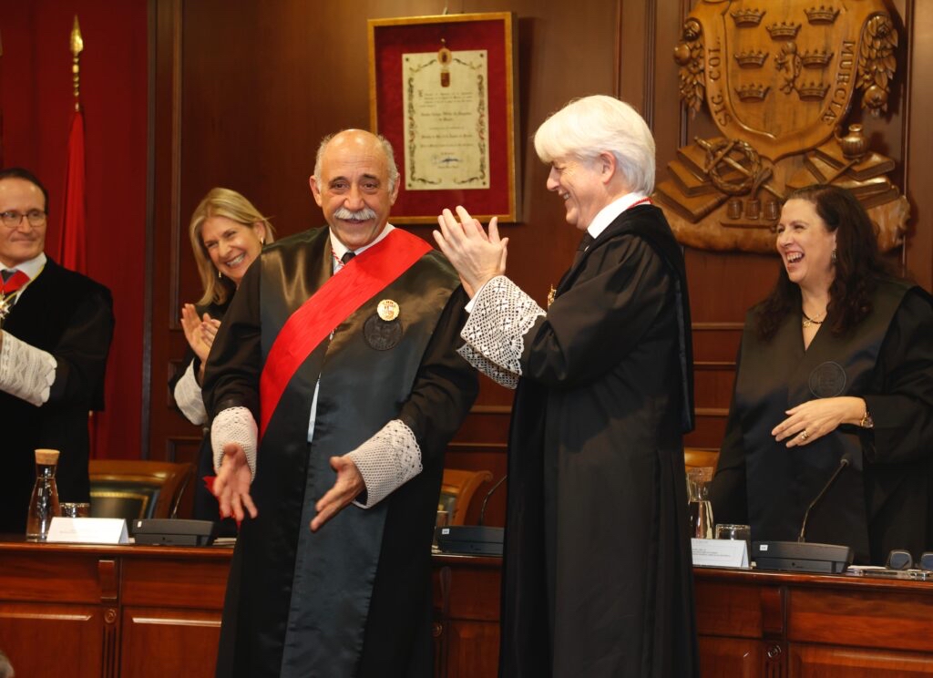 📰🏅 El presidente del Consejo General de la Abogacía, <a href="/SGMSALVADOR1/">SALVADOR GONZALEZ</a>, impone la Gran Cruz al Mérito en el Servicio de la Abogacía al decano emérito del <a href="/ICAMURoficial/">ICAMUR</a>, Francisco Martínez-Escribano.

abogacia.es/actualidad/not…