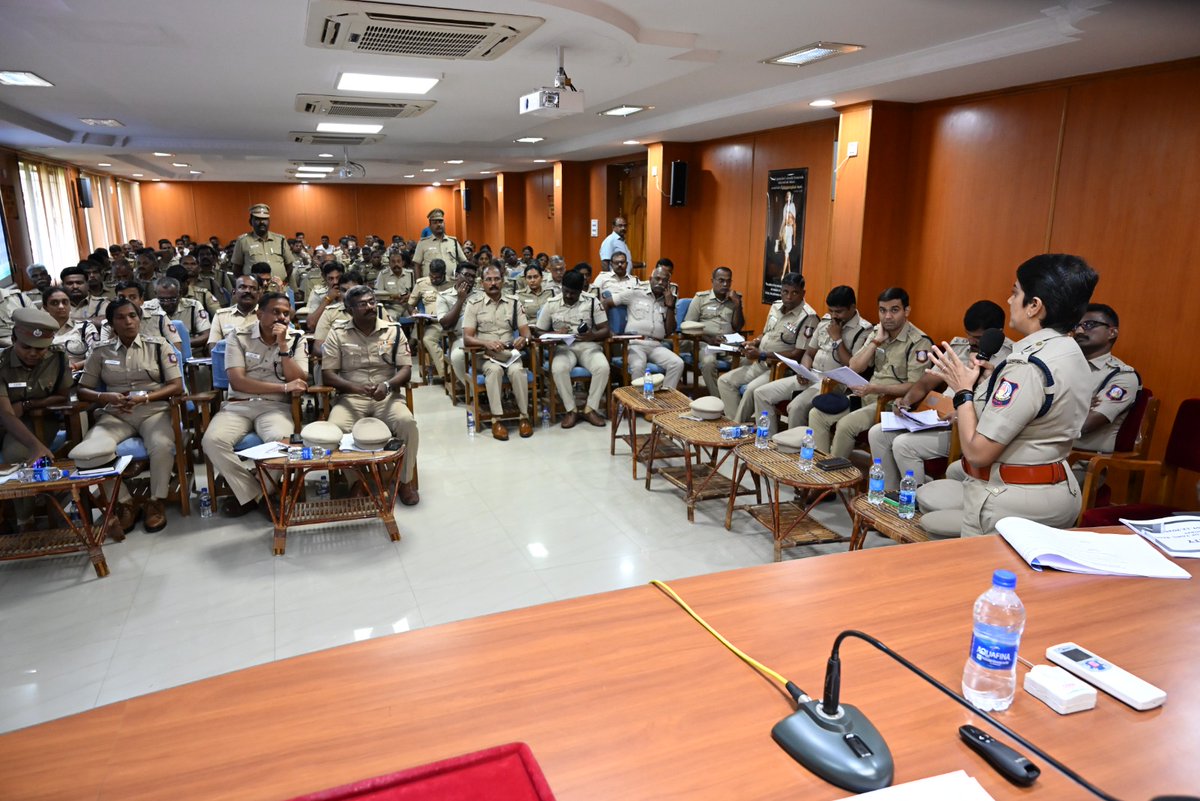 Mdu_CityPolice's tweet photo. இன்று (06.12.2025) மாநகர காவல் ஆணையர் அலுவலகத்தில், மதுரை மாநகர காவல் ஆணையர் முனைவர் ஜெ.லோகநாதன் இ.கா.ப., அவர்கள் தலைமையில்.....
மேலும் விபரங்களுக்கு : https://t.co/a5rXMo4XL0

#mdu_citypolice #MaduraiCityPolice #maduraicitypoliceofficial #COPSIR #meeting #yoursafetyisourpride https://t.co/HaJOkXrQ7o
