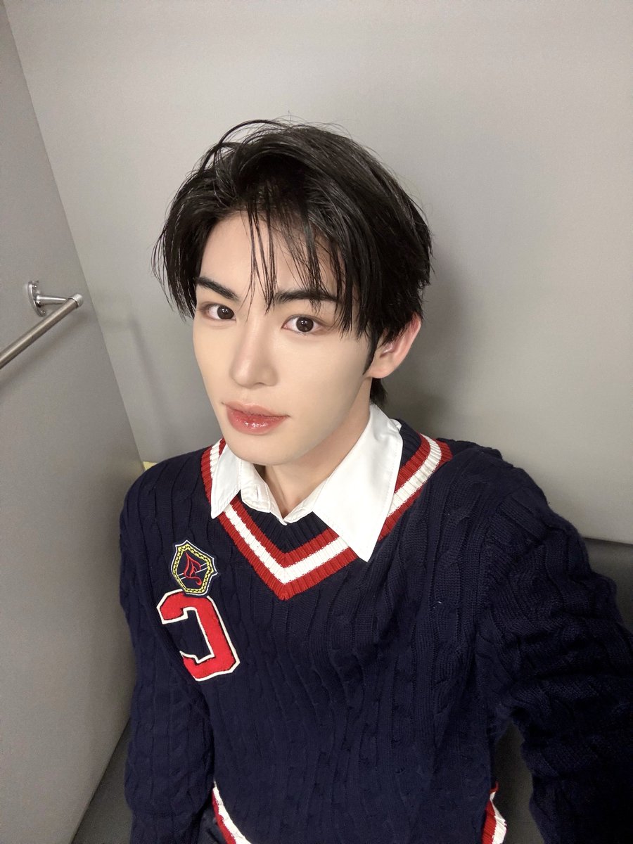 민제] 위플립!!!! 저 민제입니다! 🤩 오늘 가오슝 AAA 시상식 무대에 설 수 있어서 정말 영광이었어요! 이렇게 뜻깊은 자리에서  상을 받게 되어서 너무 행복해요 💙 무대에 오르기까지 많은 시간 동안 연습을 했는데 그