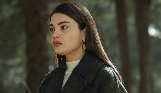 narseatv's tweet photo. “Çarpıntı” final bölümü özeti ve fotoğrafları yayınlandı! #Çarpıntı #NarseaTv 
Aslı, Serkan’la nikâh masasına oturacak kadar köşeye sıkışır; tam imza atılmak üzereyken işler beklenmedik şekilde yön değiştirir. Eve dönen Aslı, hem kardeşlerine hem de apar topar İstanbul’a gelen Aras’a bugüne dek sakladığı her şeyi itiraf etmek zorunda kalır. İkili arasındaki sert yüzleşme, Aslı’nın yaşadığı atakla bambaşka bir yere evrilir; Aras bu kez Aslı’nın yanında kalmayı seçer. Diğer yanda Hülya, Melike’nin ölümünün yarattığı vicdan azabıyla geçmişin izini sürerken, Reyhan Ada’daki evi Aslı’ya bırakmak için avukatla görüşür. Melike’nin evlatlık olduğunun ortaya çıkması, yıllardır saklanan büyük bir aile sırrının kapısını aralar; geçmişte atılan bir imzanın bugüne taşan yankıları, herkesin yerini ve “aile” tanımını yeniden sorgulamasına neden olur. Meryem’in ölümüyle ilgili gerçeğe yaklaşan Aslı ise Cahit’le karşı karşıya gelir; ölümle burun buruna geldiği bu an ve Aslı’nın akıbetinin belirsizliği, hikâyeyi tüm karakterler için geri dönüşü zor bir yola sürükler.