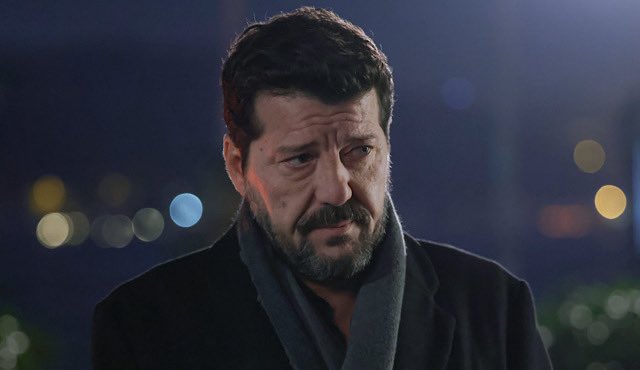 narseatv's tweet photo. “Çarpıntı” final bölümü özeti ve fotoğrafları yayınlandı! #Çarpıntı #NarseaTv 
Aslı, Serkan’la nikâh masasına oturacak kadar köşeye sıkışır; tam imza atılmak üzereyken işler beklenmedik şekilde yön değiştirir. Eve dönen Aslı, hem kardeşlerine hem de apar topar İstanbul’a gelen Aras’a bugüne dek sakladığı her şeyi itiraf etmek zorunda kalır. İkili arasındaki sert yüzleşme, Aslı’nın yaşadığı atakla bambaşka bir yere evrilir; Aras bu kez Aslı’nın yanında kalmayı seçer. Diğer yanda Hülya, Melike’nin ölümünün yarattığı vicdan azabıyla geçmişin izini sürerken, Reyhan Ada’daki evi Aslı’ya bırakmak için avukatla görüşür. Melike’nin evlatlık olduğunun ortaya çıkması, yıllardır saklanan büyük bir aile sırrının kapısını aralar; geçmişte atılan bir imzanın bugüne taşan yankıları, herkesin yerini ve “aile” tanımını yeniden sorgulamasına neden olur. Meryem’in ölümüyle ilgili gerçeğe yaklaşan Aslı ise Cahit’le karşı karşıya gelir; ölümle burun buruna geldiği bu an ve Aslı’nın akıbetinin belirsizliği, hikâyeyi tüm karakterler için geri dönüşü zor bir yola sürükler.