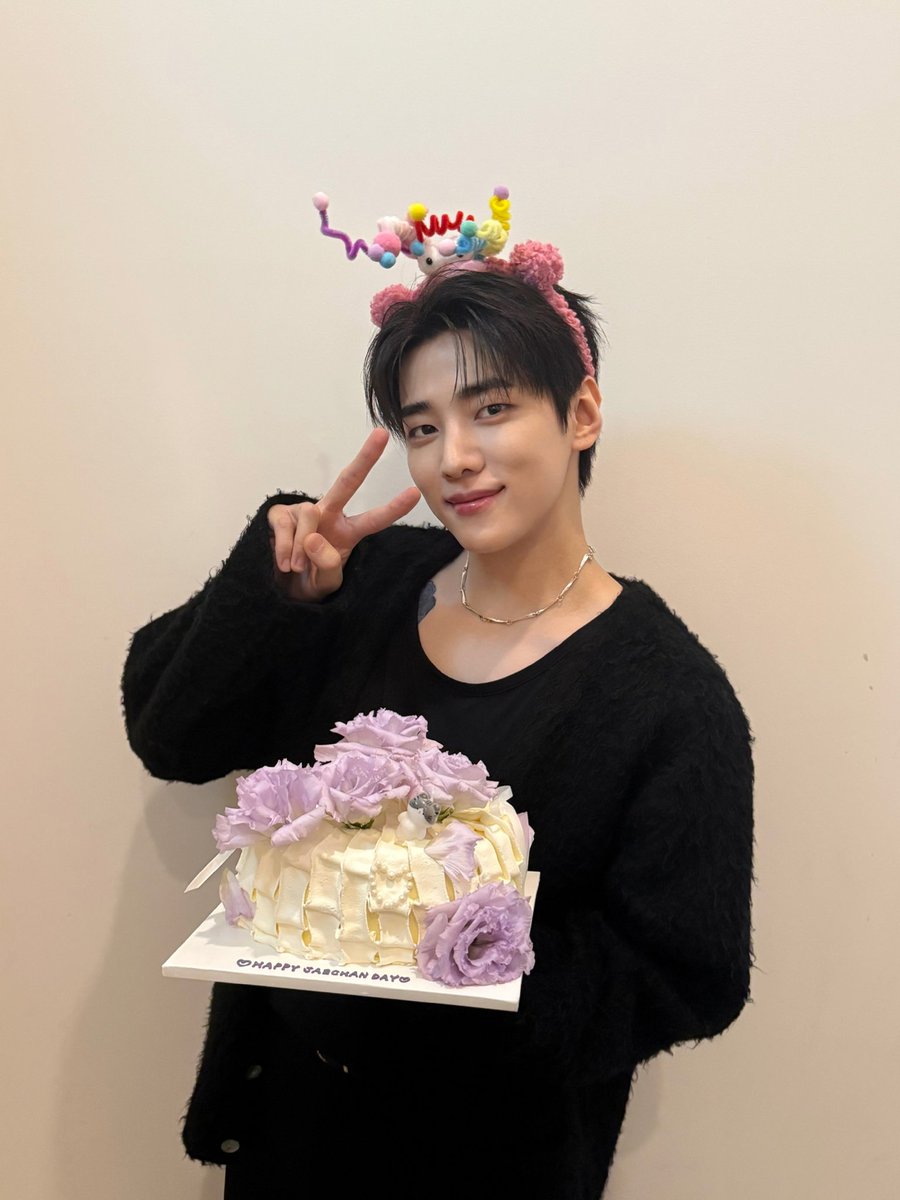 [📸] 251206 
2025 JAECHAN's BIRTHDAY [Promise of Winter] 

행복한 나의 생일 🎂🎁

#재찬 #JAECHAN
#PromiseofWinter
#DKZ #디케이지