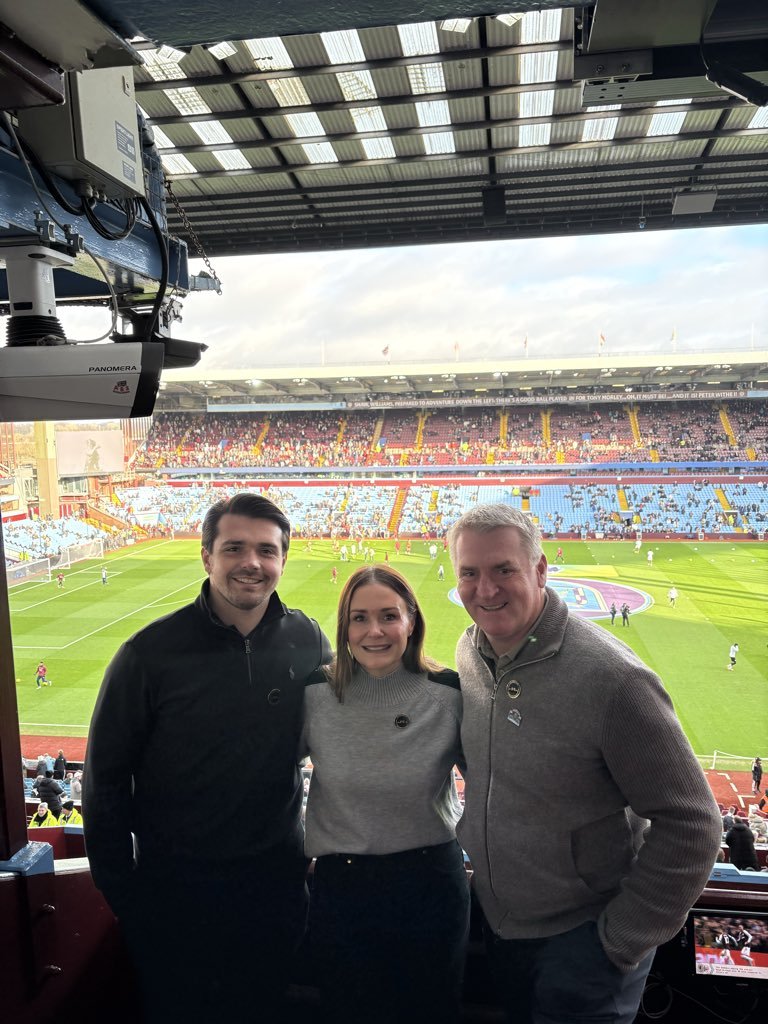 🏟 Olha quem estava presente no Villa Park no jogo de hoje! 👏

Agora está explicado, ele é pé quente máximo... te amo Dean Smith 🥺💜💙