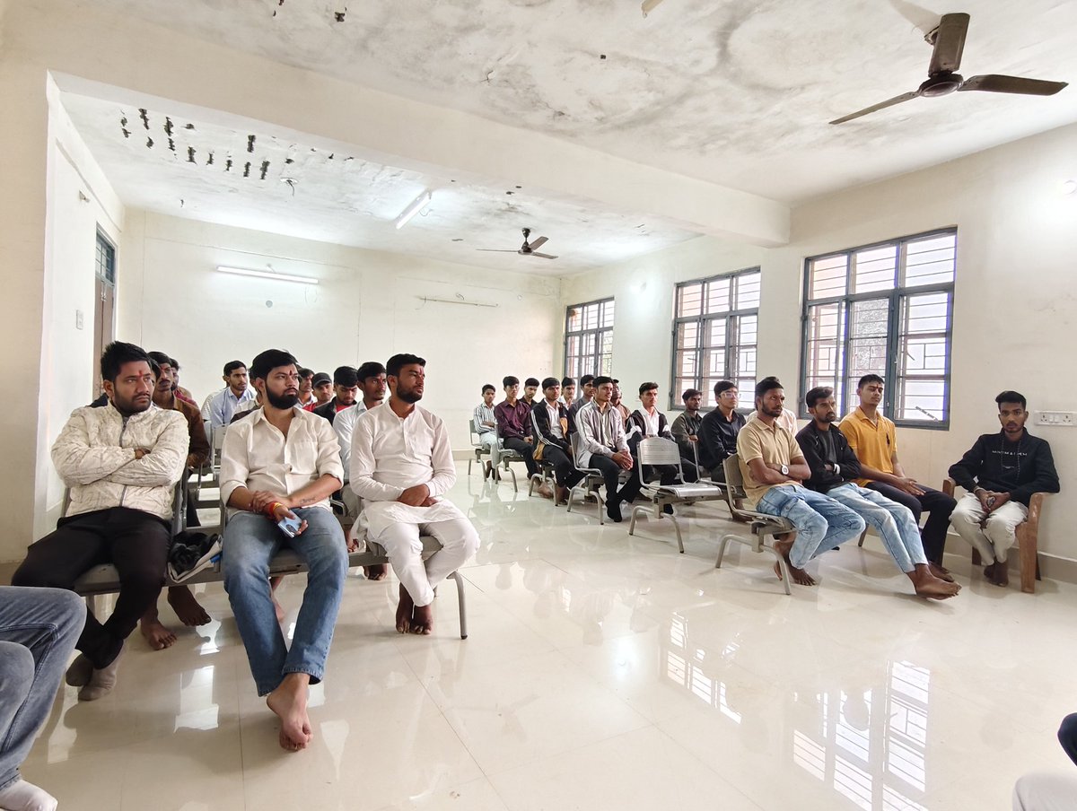 ABVPREWA's tweet photo. अभाविप रीवा नगर इकाई द्वारा शासकीय कृषि महाविद्यालय में स्टडी सर्कल के माध्यम से "समरसता से एकता" विषय पर परिचर्चा आयोजित की गई। इस अवसर पर प्रमुख रूप से अभाविप के राष्ट्रीय अध्यक्ष प्रो. रघुराज किशोर तिवारी जी एवं महाकोशल प्रांत सह-संगठन मंत्री श्री आशीष शर्मा जी उपस्थित रहे। https://t.co/ZmFZK5yjay