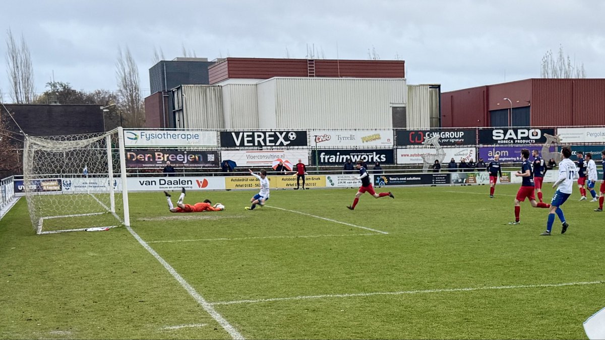 ASV Arkel wint de topper op Schoonzigt en gaat ongeslagen de winterstop in, <a href="/asvarkel/">ASV Arkel</a> - <a href="/vvheukelum/">v.v.Heukelum</a> 5-3. Doelpunten ASV Arkel; Corné van Horik, Han Dubbeldam, Thijs van de Wal, Lars van Duuren &amp; eigen doelpunt 🔵⚪️⚽️👍🏻 #SupportArkel #derby #herbstmeister