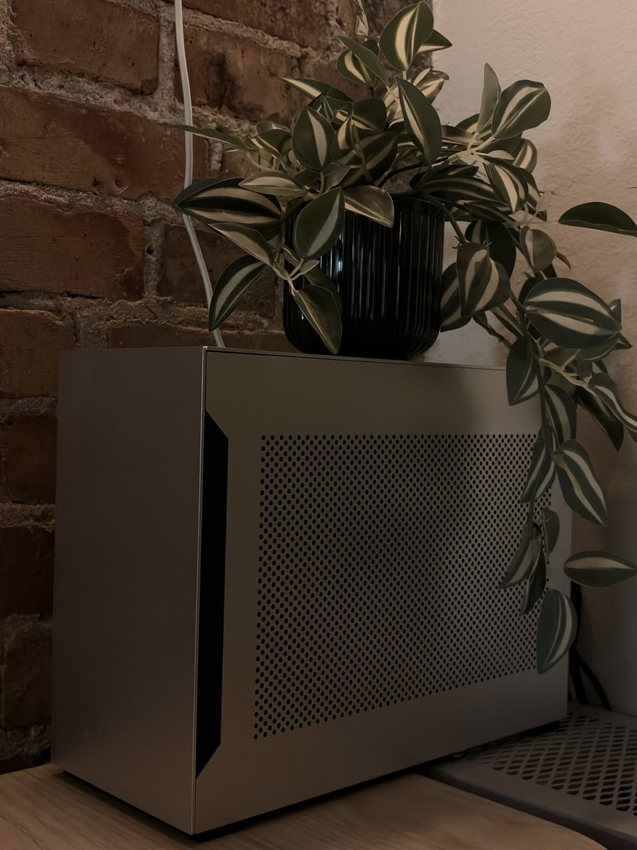 xvnder2k's tweet image. i often get asked about what peripherals i use, so i wanted to make a post specifying what i use and my PC specs. all my peripherals are also listed on gearz.gg/typeninety9 

- Venom60HE, currently with Geon Raws but AEBoards Raeds HE otw, in a Frog Mini Leggera PC case.…